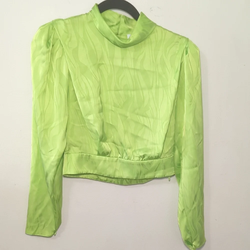 Ronny Kobo Midler Top Green Satin Long Sleeve Pleated Shoulder Women's Size 4 - Picture 1 of 7